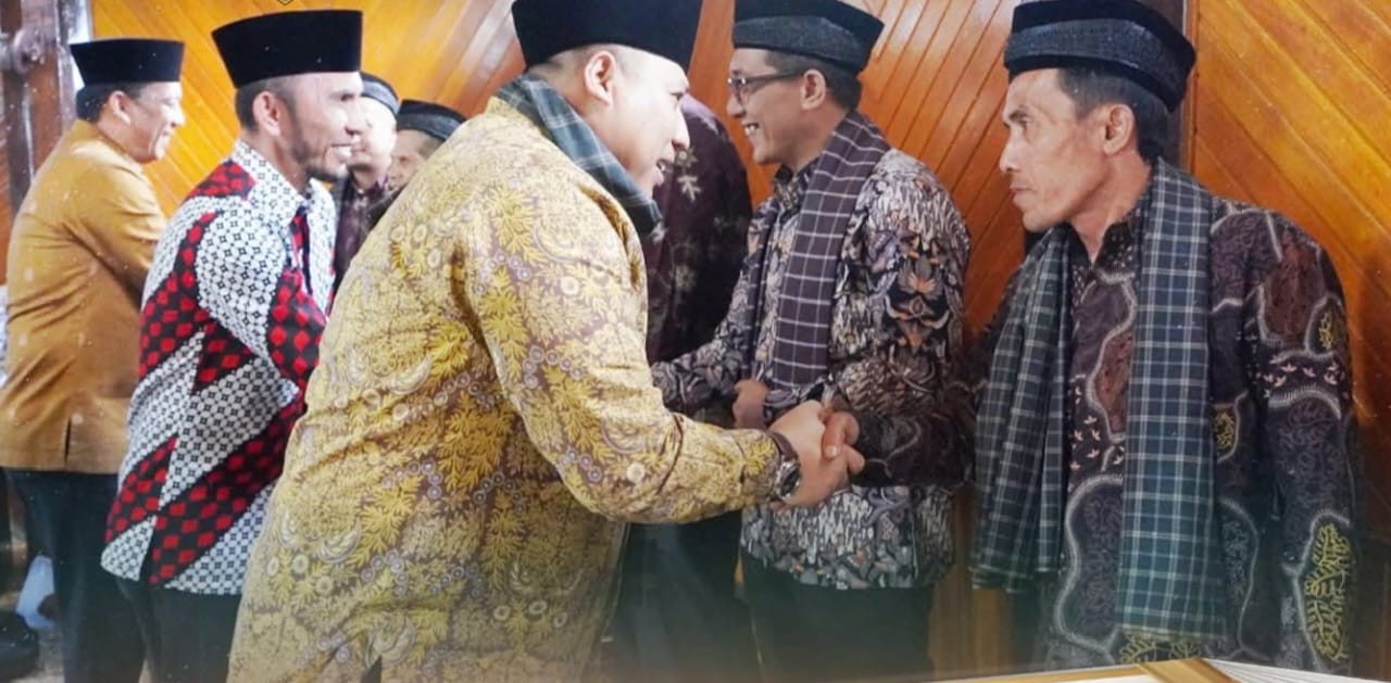 suasana silaturrahmi Wako Hendri dan Wawako Allex dengan tokoh adat KAN Lareh Nan Panjang.